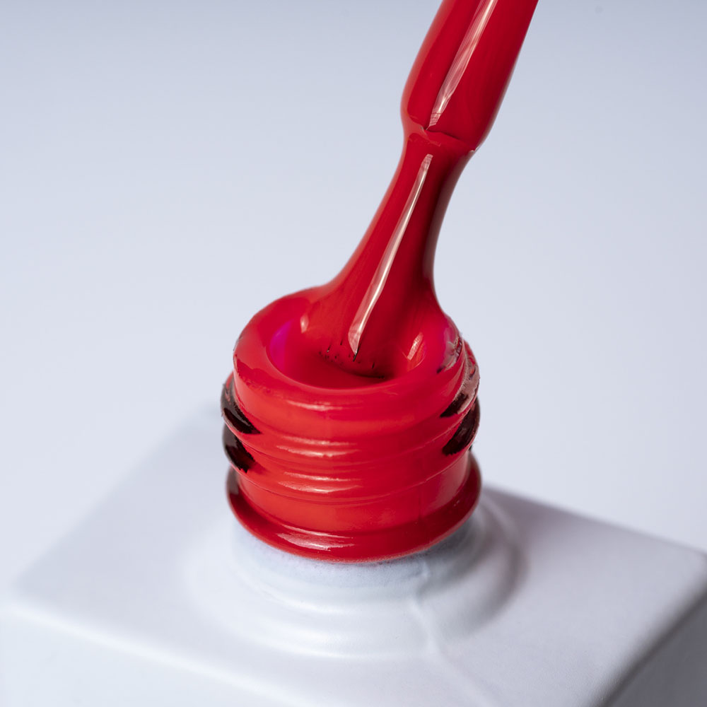 Lakier hybrydowy No. 031 - intensywny różowy - pędzelek zanurzony w lakierze