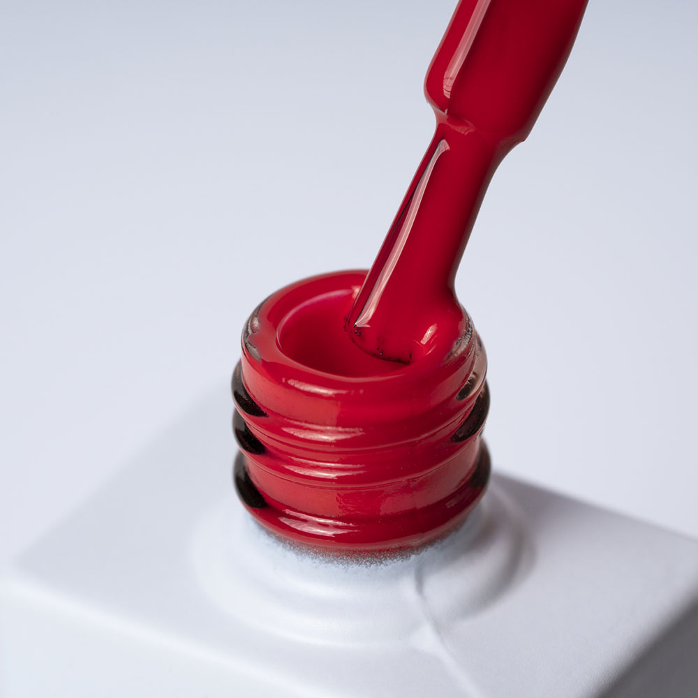 Lakier hybrydowy No. 033 - w odcieniu czerwonym - pędzelek zanurzony w lakierze