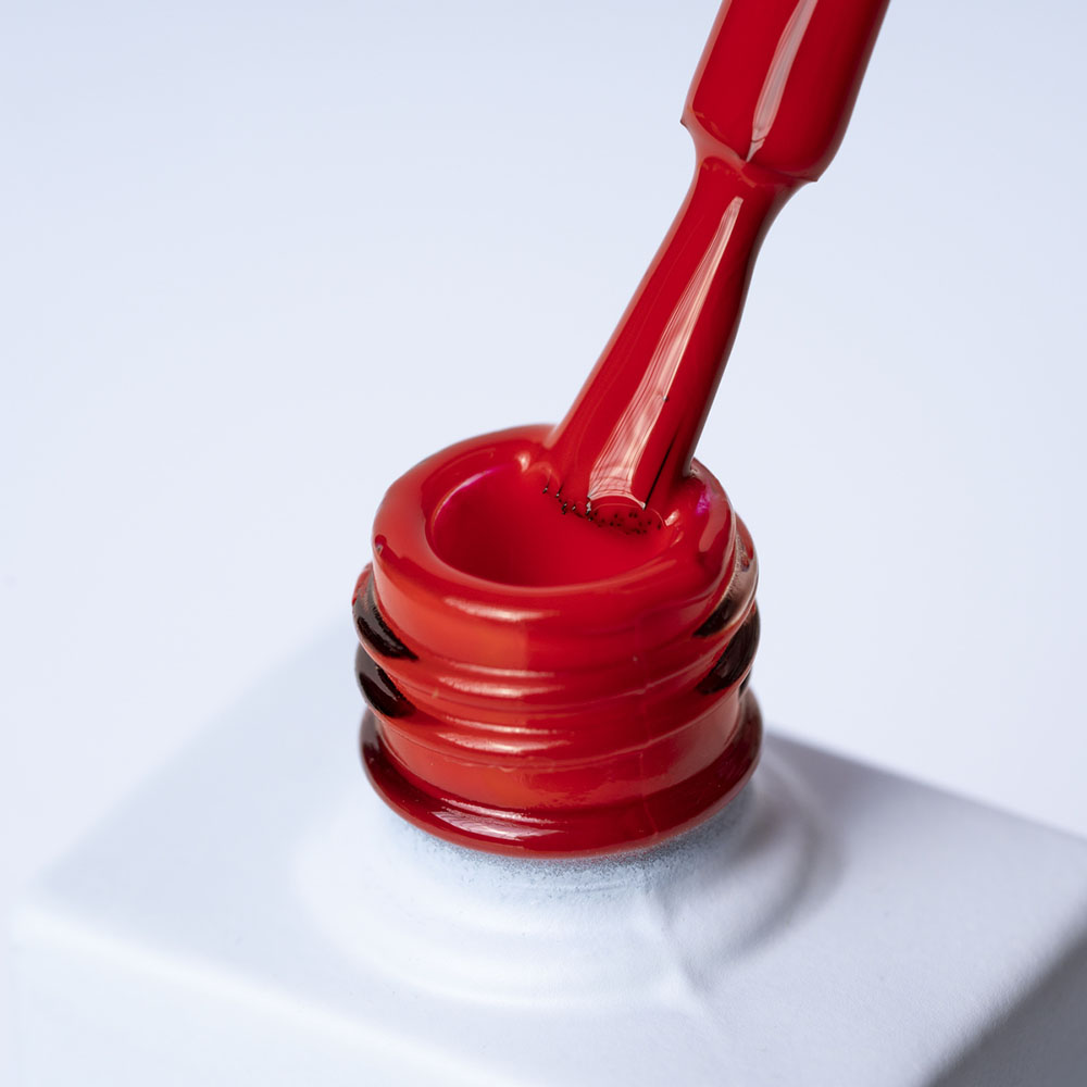 Lakier hybrydowy No. 034 - w odcieniu czerwonym klasycznym - pędzelek zanurzony w lakierze