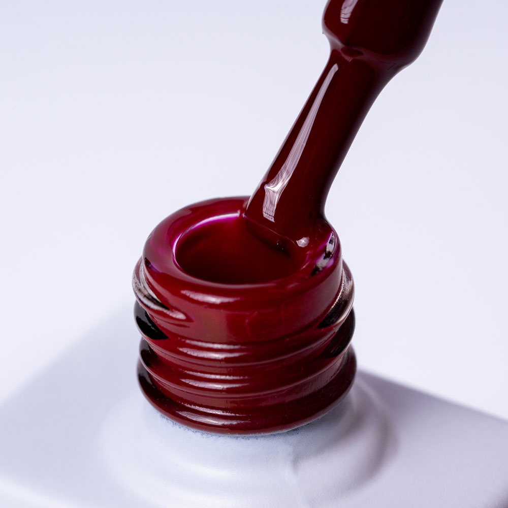 Lakier hybrydowy No. 036 - w odcieniu ciemnoczerwonym - pędzelek zanurzony w lakierze