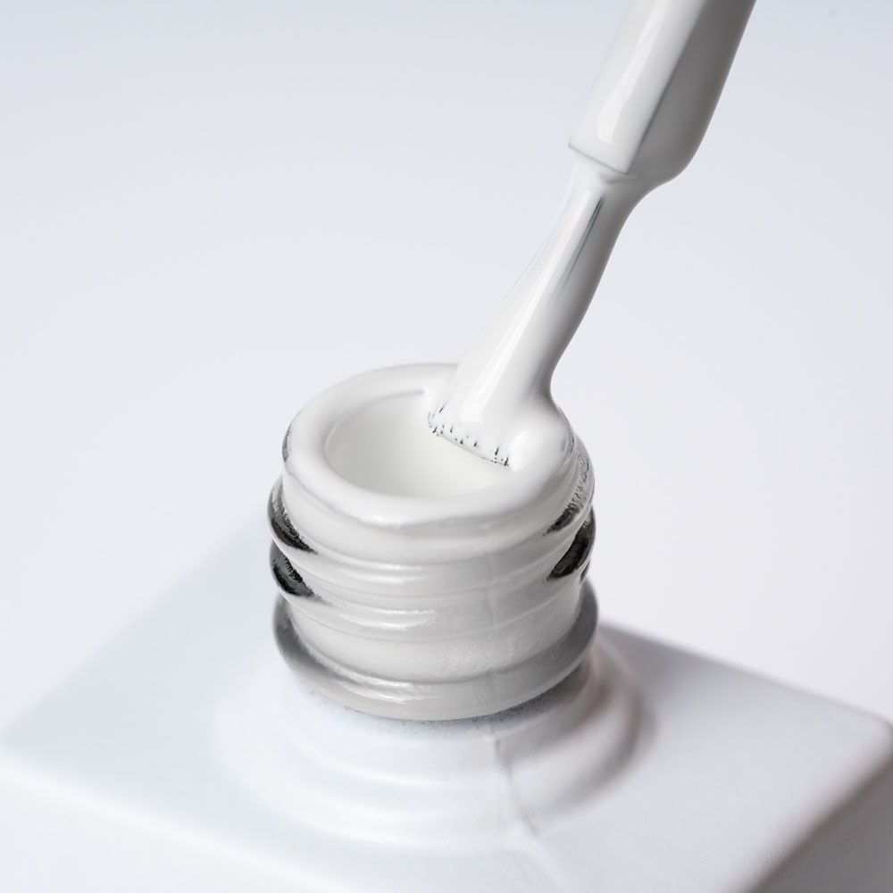 Lakier hybrydowy No. 037 - w odcieniu biały - pędzelek zanurzony w lakierze