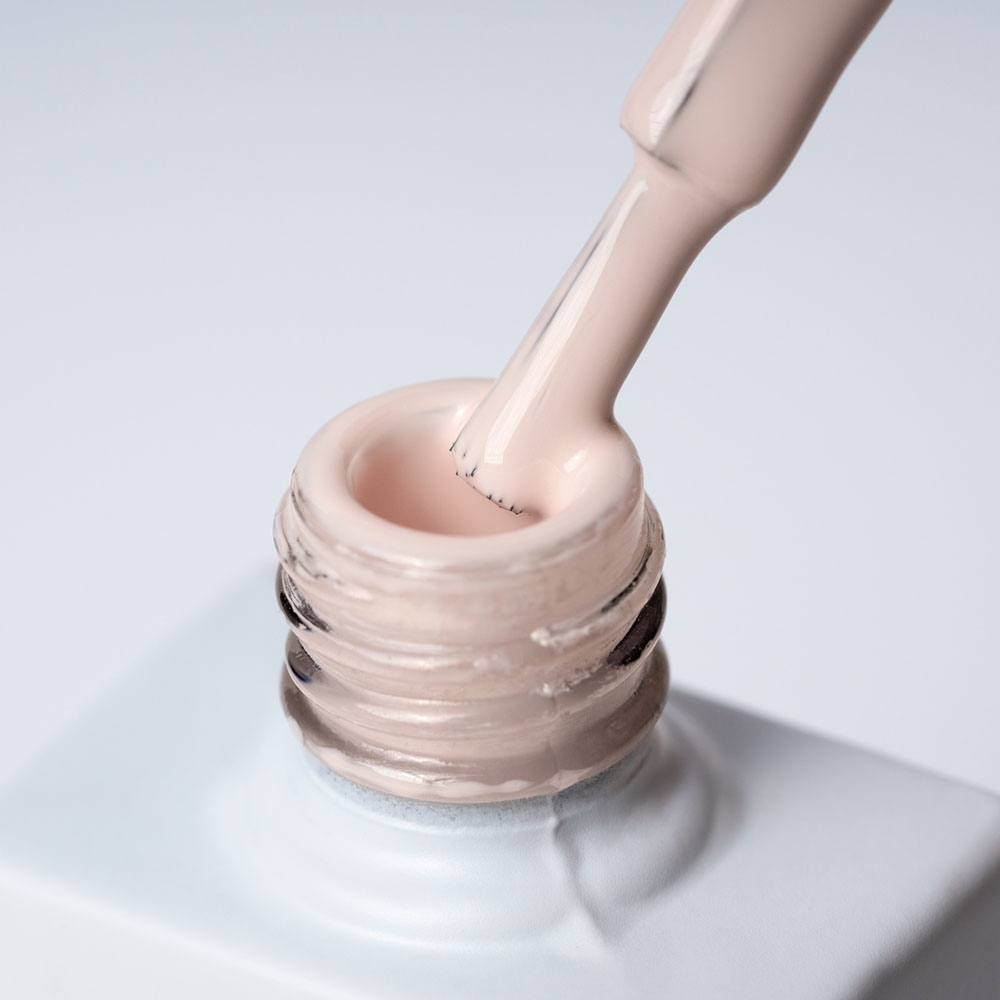 Lakier hybrydowy No. 038 - w odcieniu beżowym - pędzelek zanurzony w lakierze