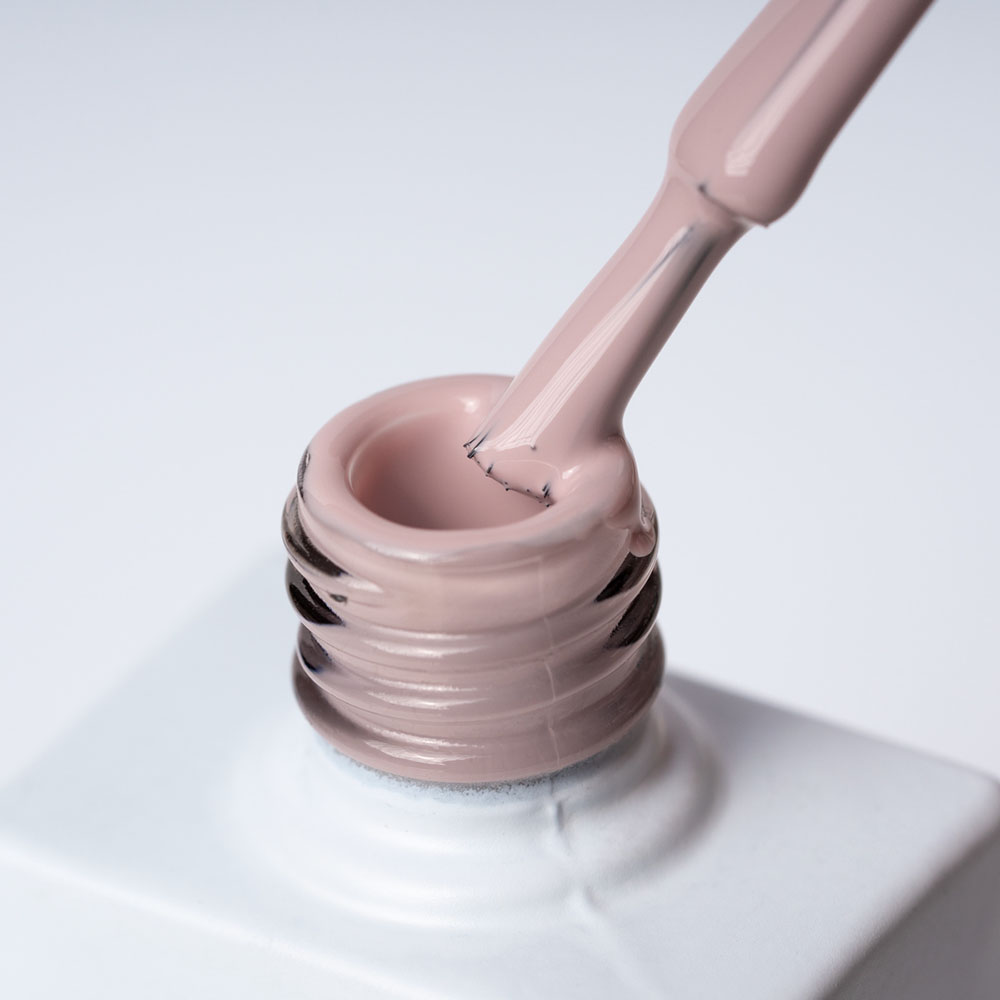 Lakier hybrydowy No. 039 - w odcieniu beżowym chłodnym - pędzelek zanurzony w lakierze