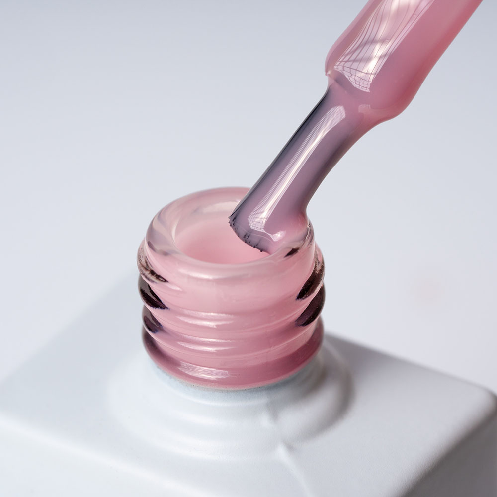 Lakier hybrydowy No. 040 - w odcieniu jasnoróżowy french - pędzelek zanurzony w lakierze