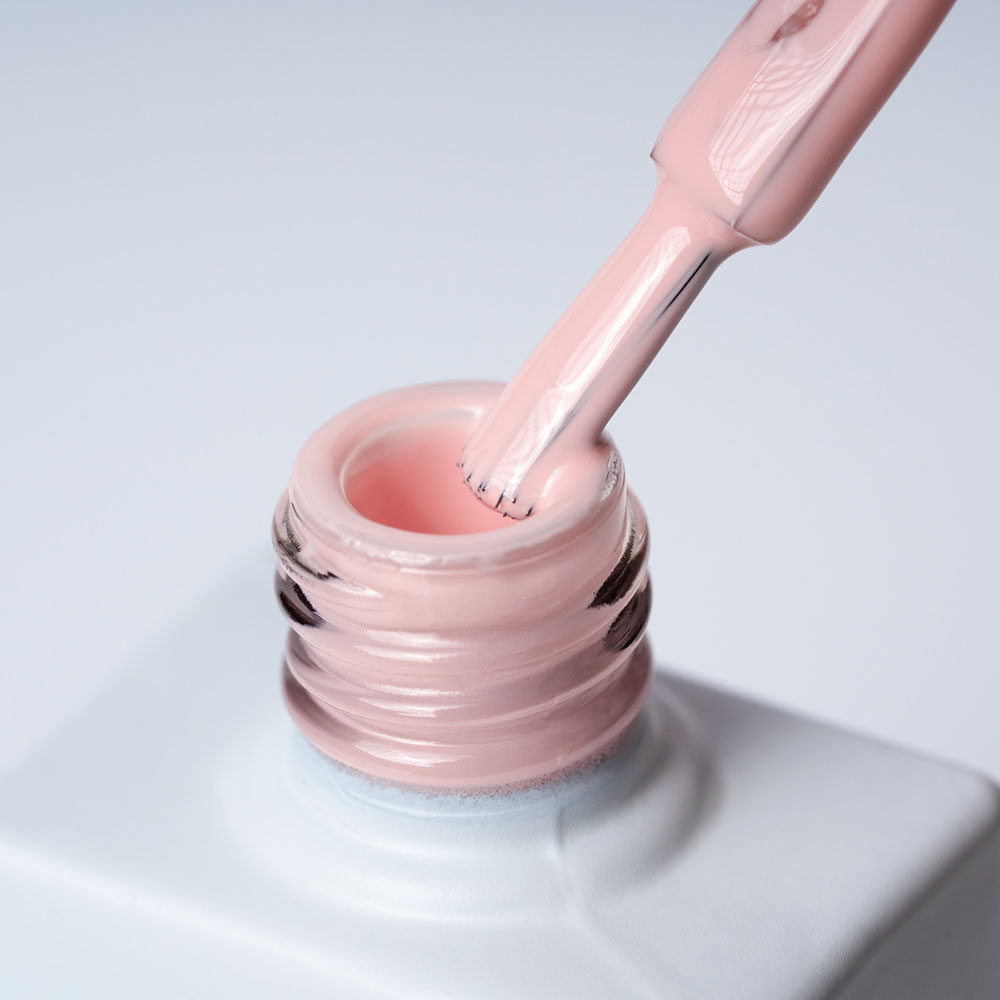 Lakier hybrydowy No. 044 - w odcieniu łososiowym - pędzelek zanurzony w lakierze