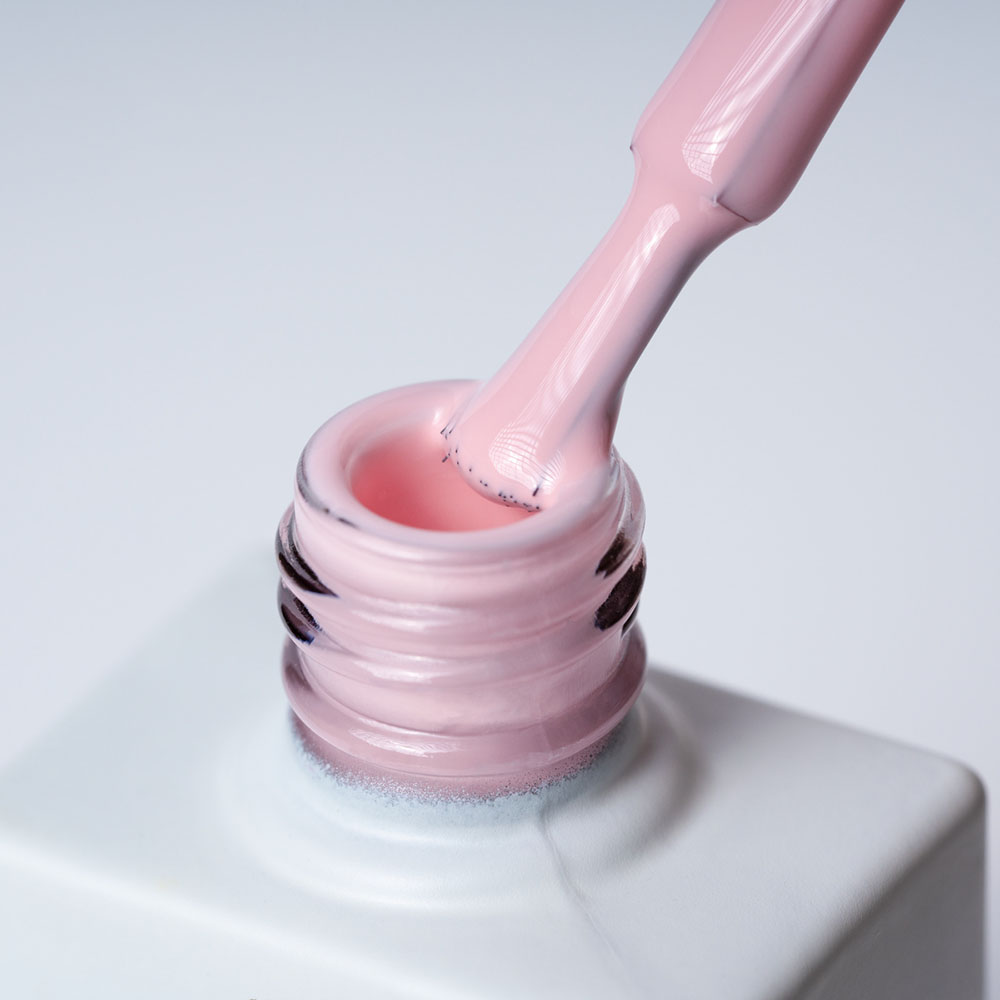 Lakier hybrydowy No 045 - w odcieniu różanym - pędzelek zanurzony w lakierze