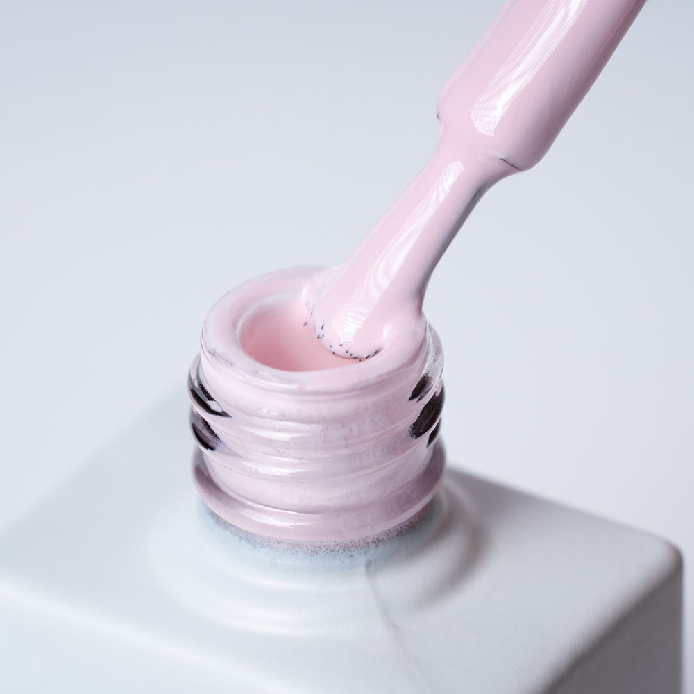 Lakier hybrydowy No. 046 - w odcieniu pudrowy róż - pędzelek zanurzony w lakierze