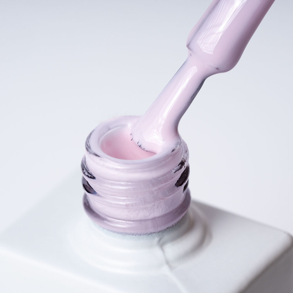 Lakier hybrydowy No. 047 - w odcieniu jasnoróżowym - pędzelek zanurzony w lakierze