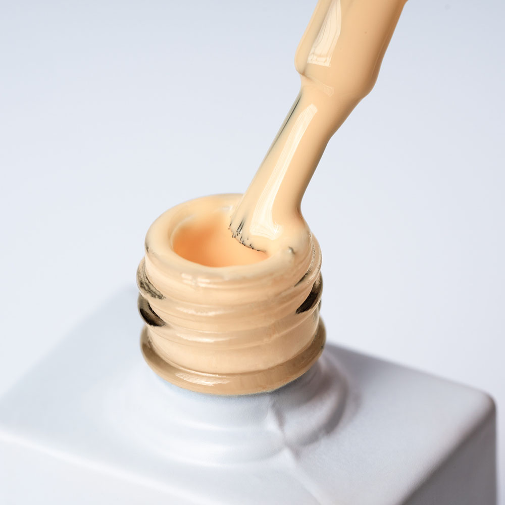 Lakier hybrydowy No. 049 - rozbielony pomarańczowy - pędzelek zanurzony w lakierze