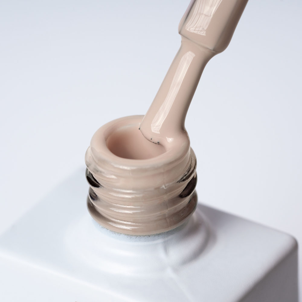 Lakier hybrydowy No. 050 - w odcieniu chłodnego beżu - pędzelek zanurzony w lakierze