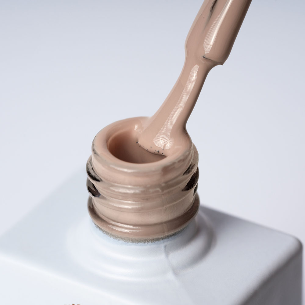 Lakier hybrydowy No 051 - w odcieniu szarobrązowym - pędzelek zanurzony w lakierze