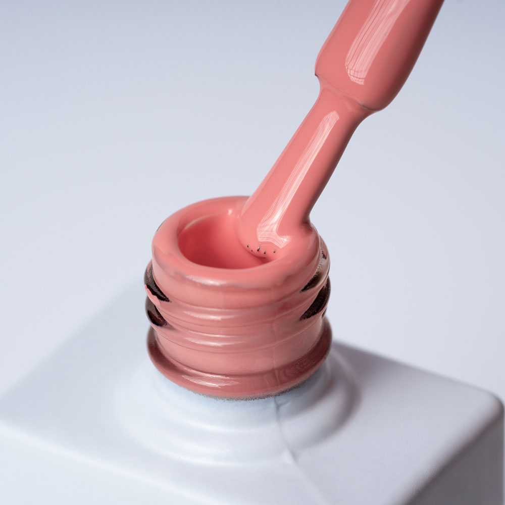 Lakier hybrydowy No. 056 - w odcieniu koralowym - pędzelek zanurzony w lakierze