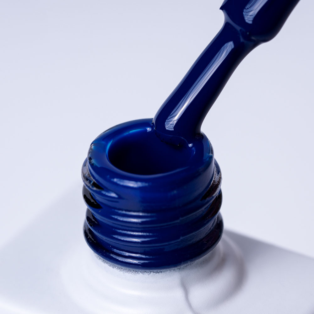 Lakier hybrydowy No. 059 - w odcieniu granatowym atramentowym - pędzelek zanurzony w lakierze