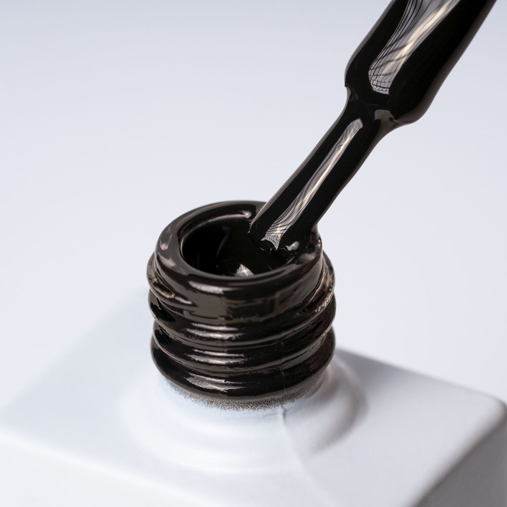 Lakier hybrydowy No 060 – Czarny na pędzelku Lakier hybrydowy No. 060 - w odcieniu czarnym - pędzelek zanurzony w lakierze