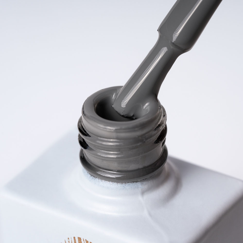 Lakier hybrydowy No. 067 - w odcieniu ciemny szary - pędzelek zanurzony w lakierze