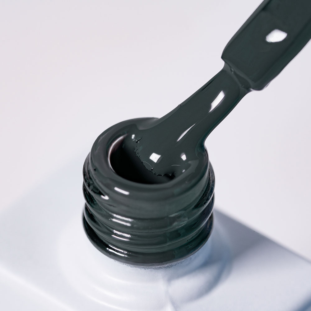 Lakier hybrydowy No. 068 - w odcieniu szary grafitowy - pędzelek zanurzony w lakierze