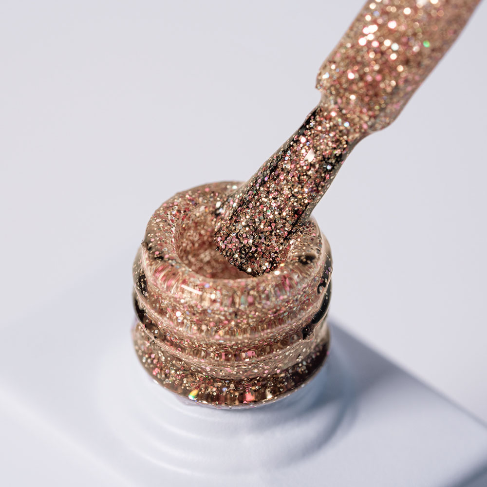 Lakier hybrydowy No. 075 - złoty z kolorowymi drobinkami - pędzelek zanurzony w lakierze