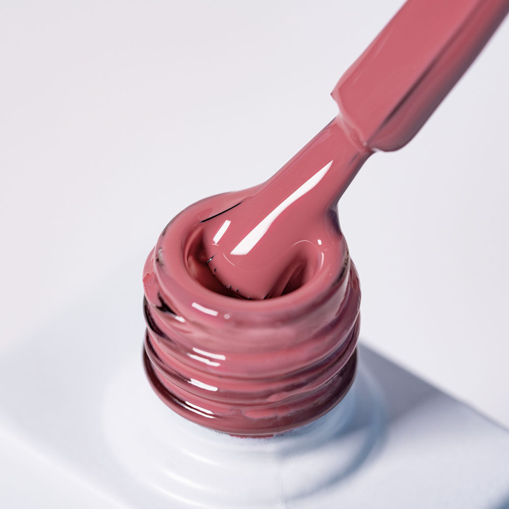 Lakier hybrydowy No. 076 - w odcieniu różowym stonowanym - pędzelek zanurzony w lakierze