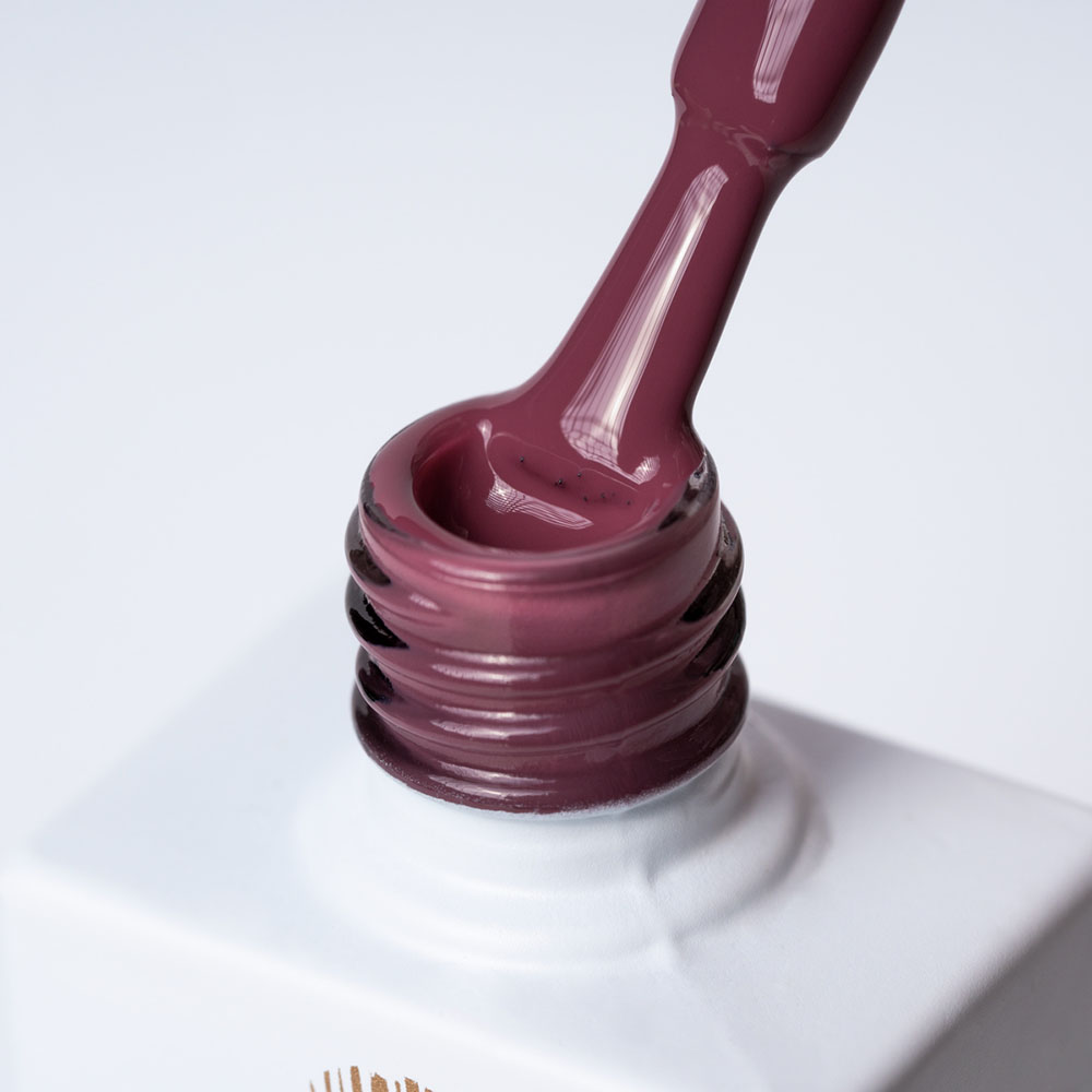 Lakier hybrydowy No. 077 - w odcieniu zgaszony różowy - pędzelek zanurzony w lakierze