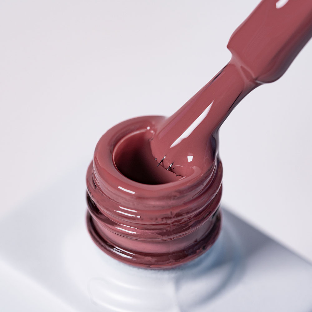 Lakier hybrydowy No. 078 - w odcieniu brudny róż - pędzelek zanurzony w lakierze