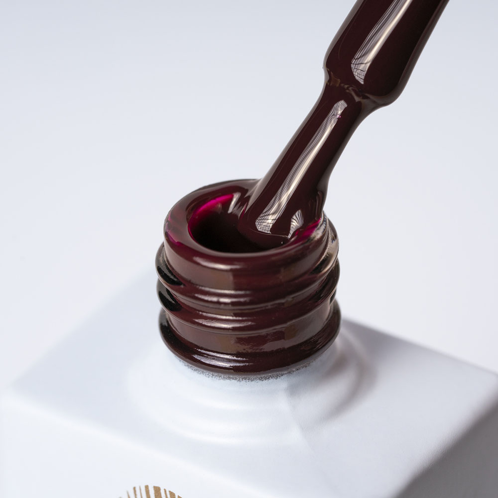 Lakier hybrydowy No. 080 - w odcieniu burgundowym - pędzelek zanurzony w lakierze