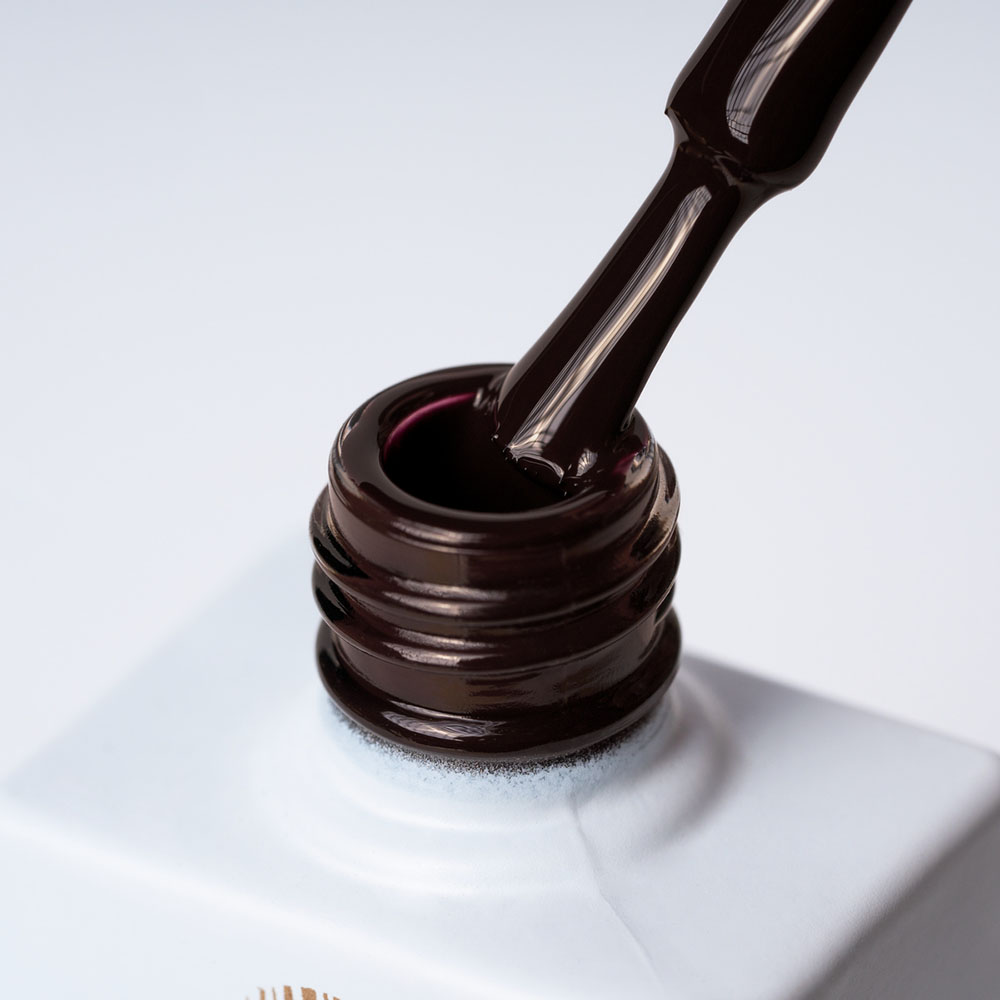 Lakier hybrydowy No. 081 - w odcieniu ciemny brąz - pędzelek zanurzony w lakierze