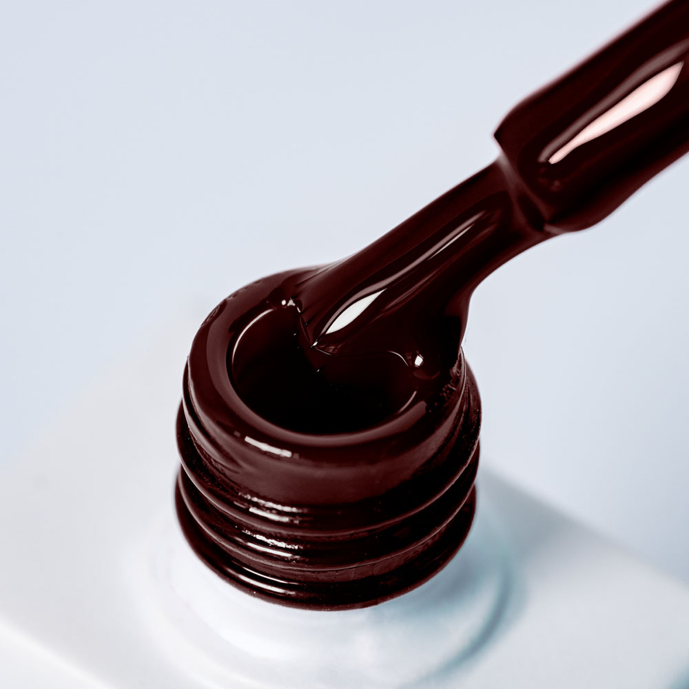 Lakier hybrydowy No. 082 - w odcieniu kasztanowym - pędzelek zanurzony w lakierze