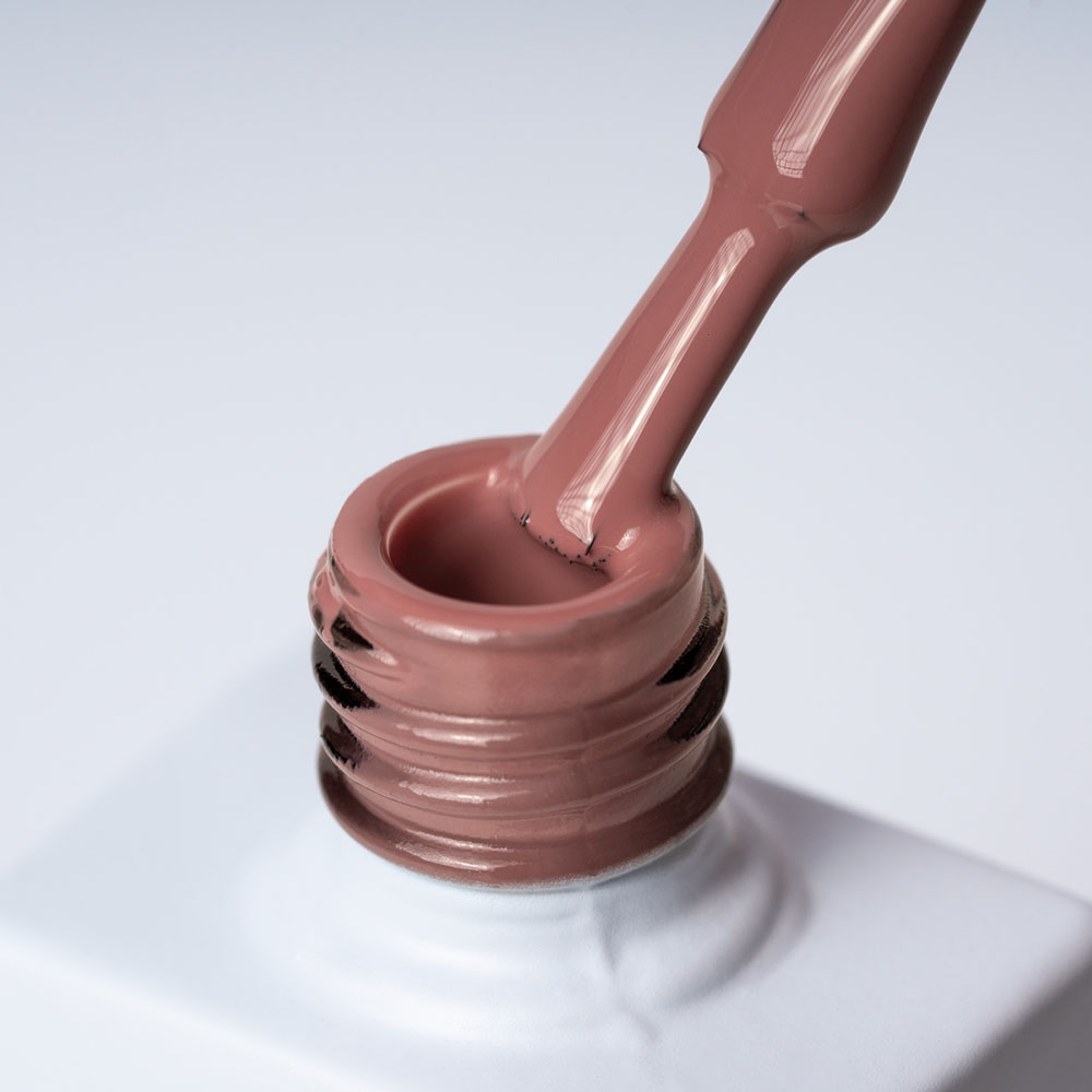 Lakier hybrydowy No. 084 - w odcieniu brudnoróżowym - pędzelek zanurzony w lakierze