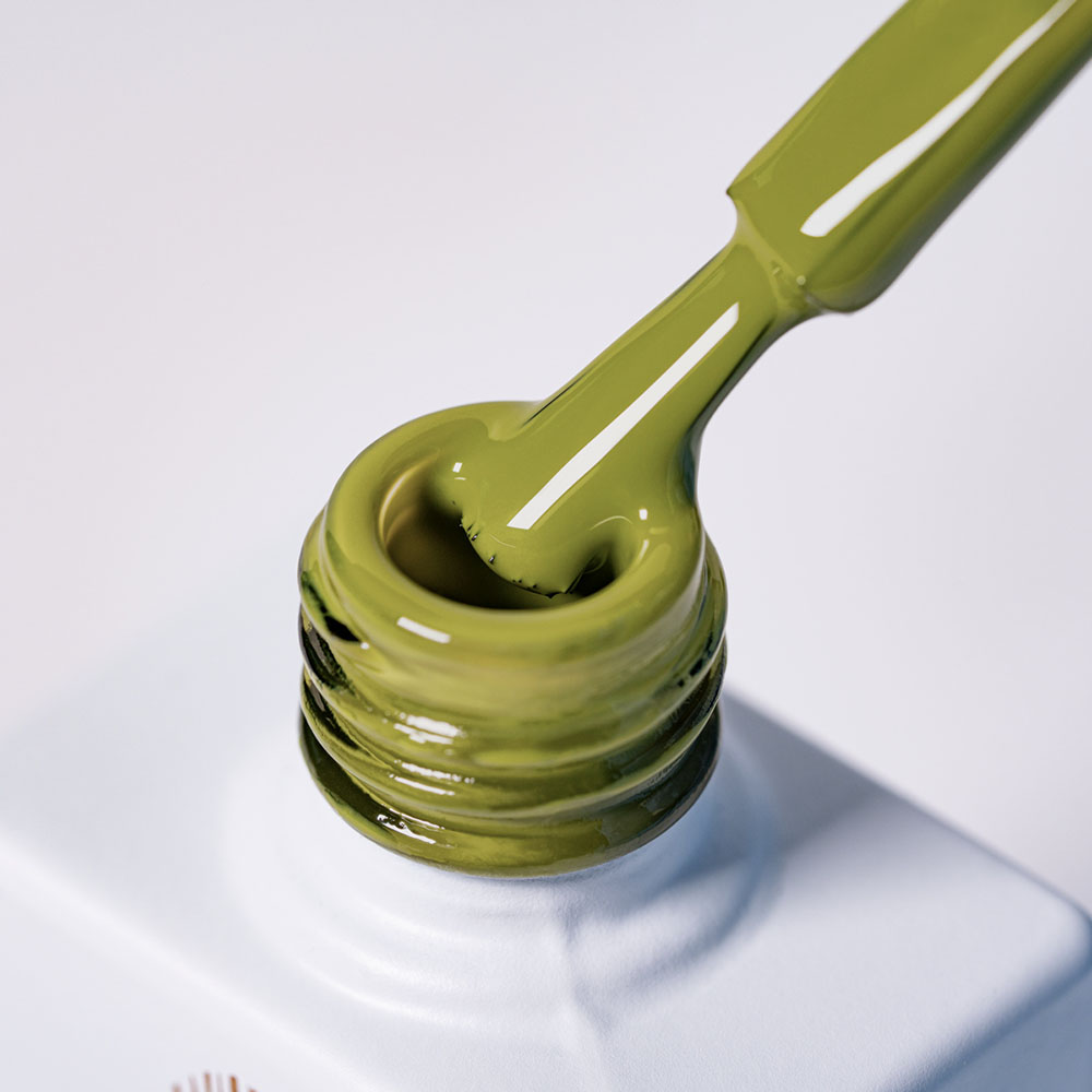 Lakier hybrydowy No. 085 - w odcieniu zielony oliwkowy - pędzelek zanurzony w lakierze
