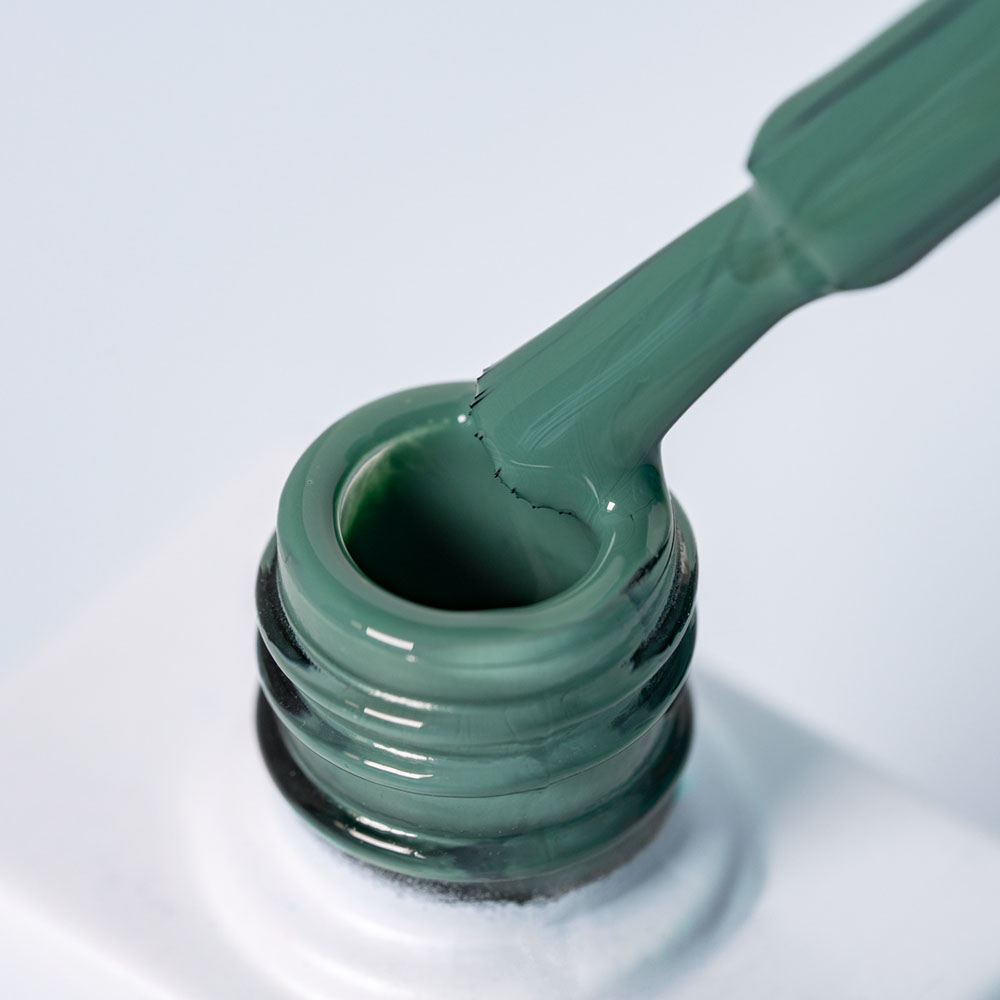Lakier hybrydowy No. 087 - w odcieniu zielonym - pędzelek zanurzony w lakierze