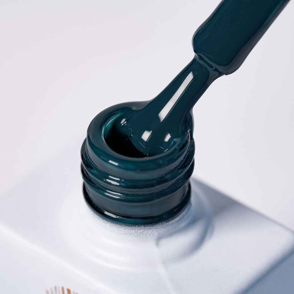 Lakier hybrydowy No. 088 - w odcieniu butelkowej zieleni - pędzelek zanurzony w lakierze