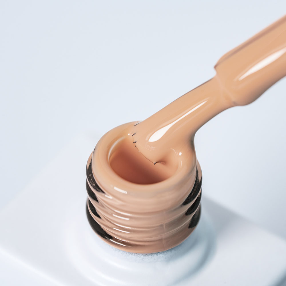 Lakier hybrydowy No 095 - w odcieniu beżowym ciepłym - pędzelek zanurzony w lakierze