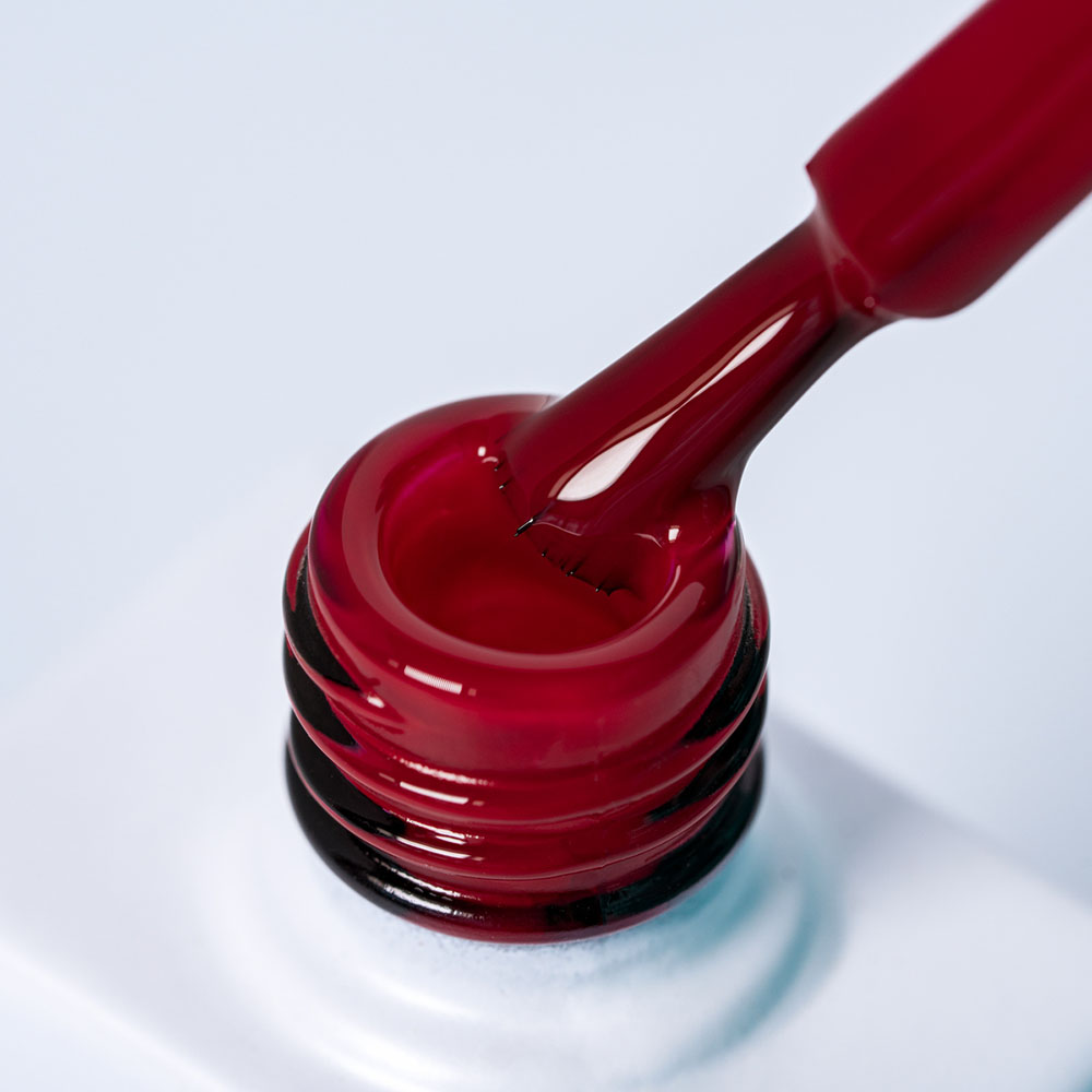 Lakier hybrydowy No. 101 - w odcieniu karmazynowym - pędzelek zanurzony w lakierze