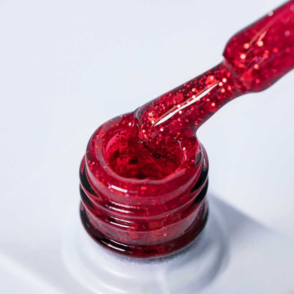 Lakier hybrydowy No. 103 - w odcieniu czerwony brokatowy - pędzelek zanurzony w lakierze