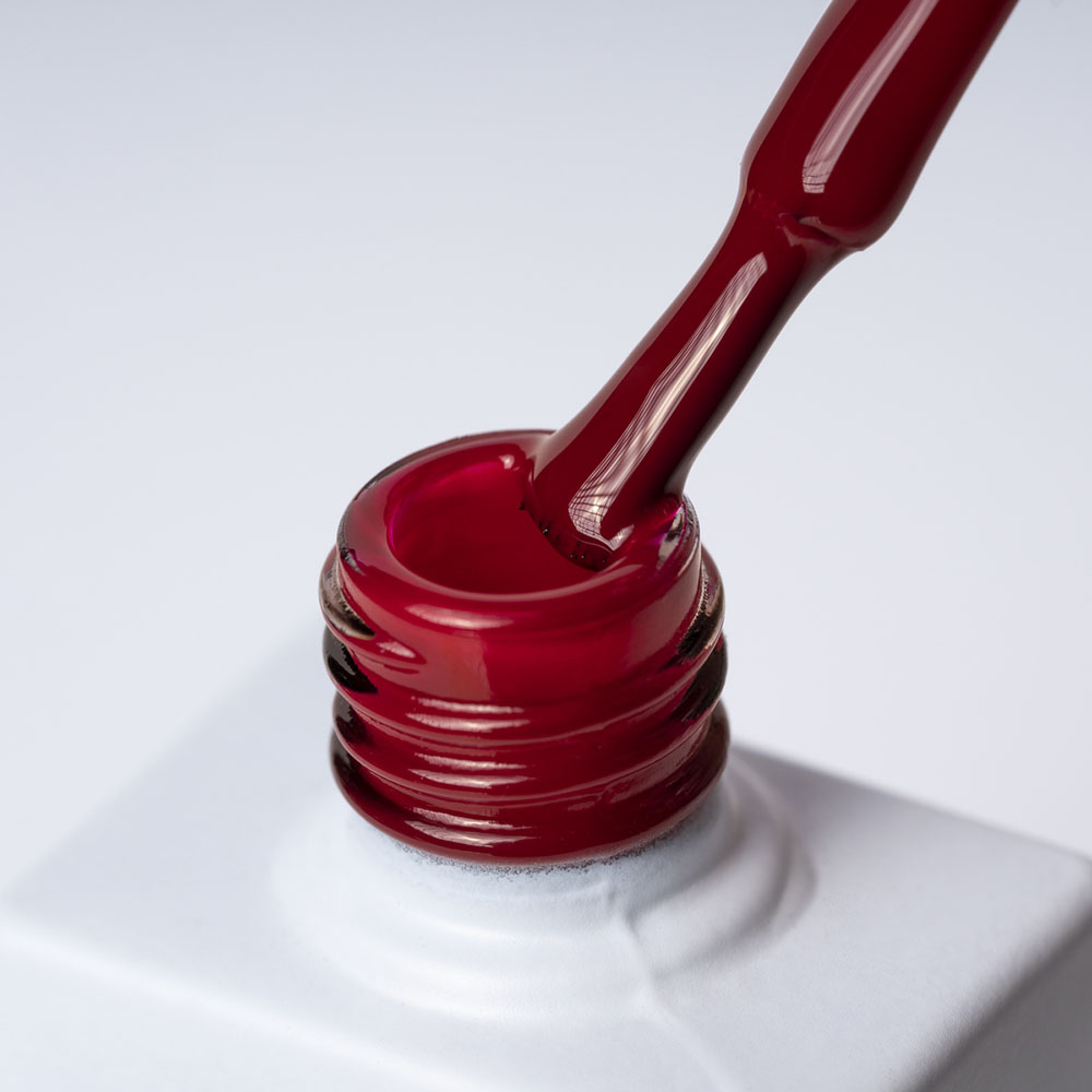 Lakier hybrydowy No 104 - w odcieniu czerwieni - pędzelek zanurzony w lakierze