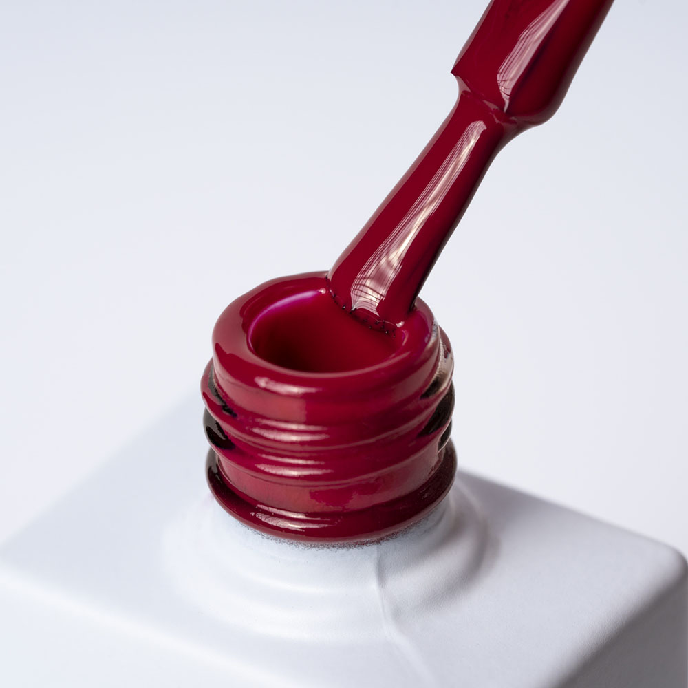 Lakier hybrydowy No. 105 - w odcieniu malinowym - pędzelek zanurzony w lakierze