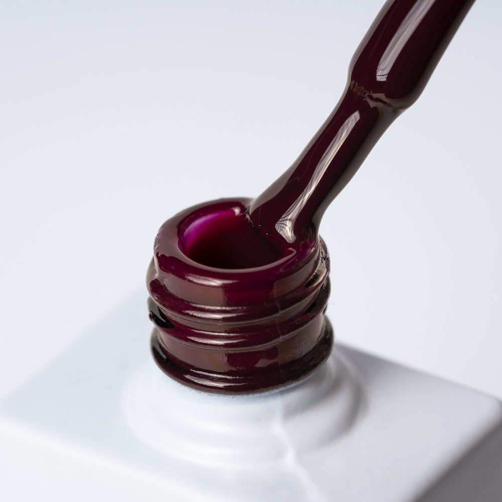 Lakier hybrydowy No. 106 - w odcieniu oberżyna - pędzelek zanurzony w lakierze