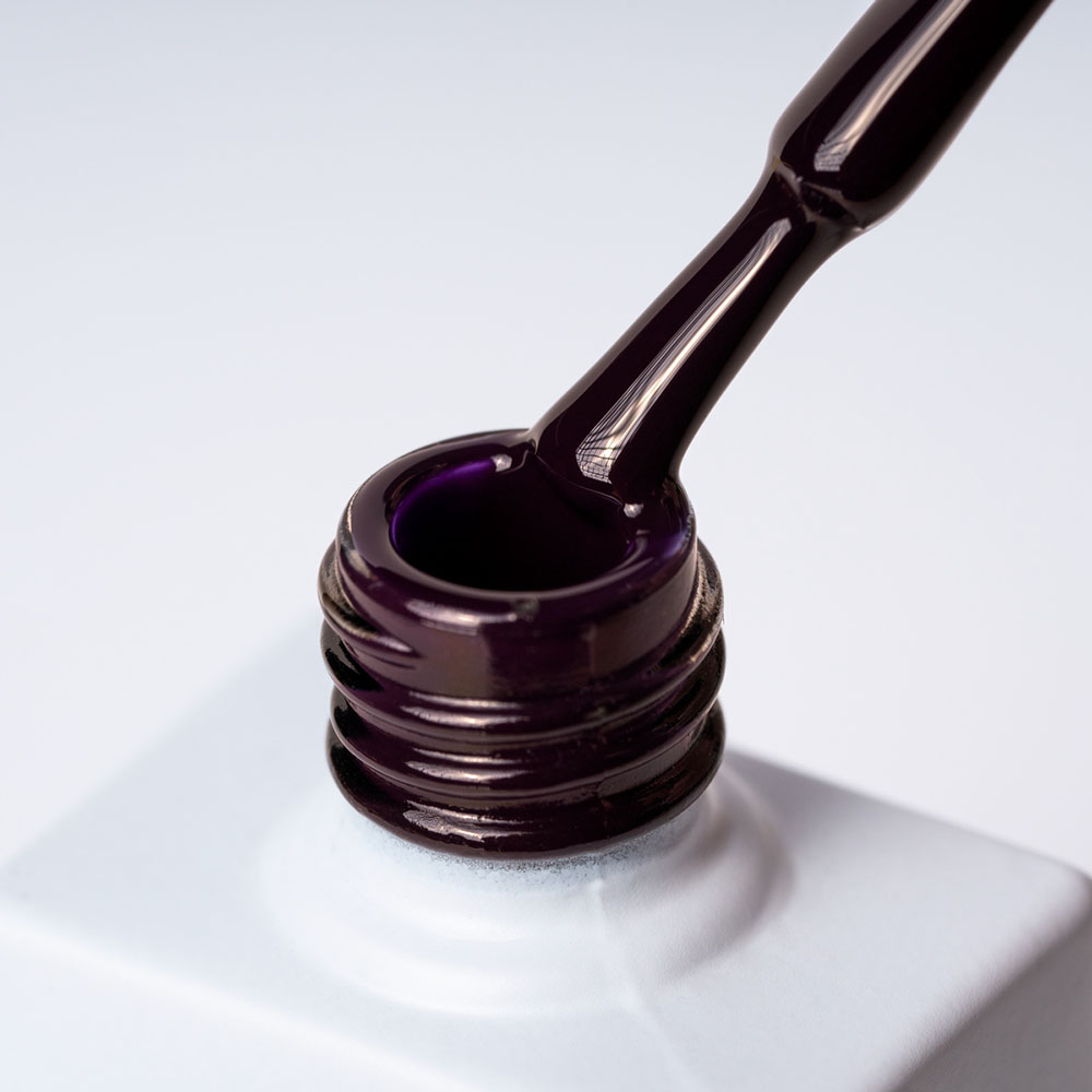 Lakier hybrydowy No. 108 - w odcieniu ciemnofioletowym - pędzelek zanurzony w lakierze
