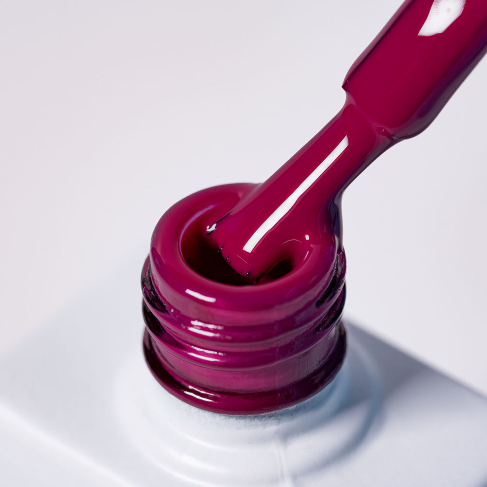 Lakier hybrydowy No. 113 - w odcieniu rubinowym - pędzelek zanurzony w lakierze