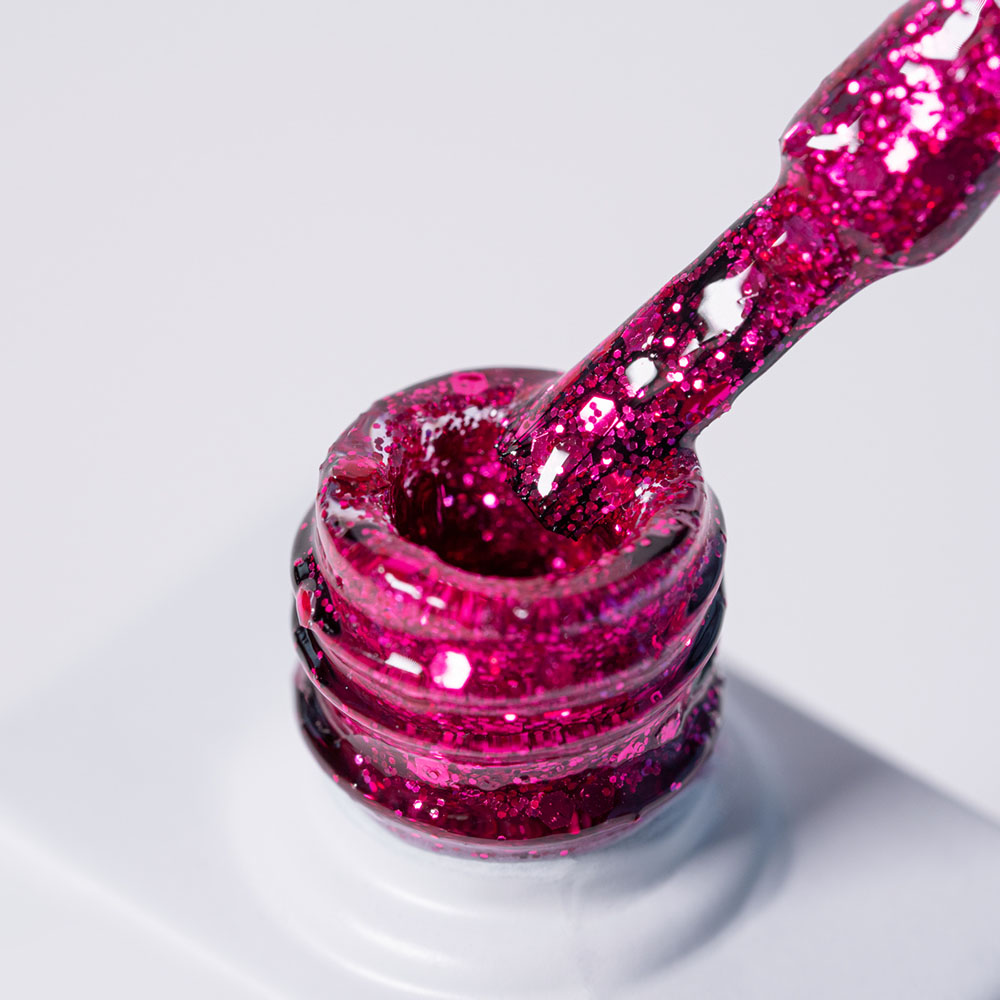 Lakier hybrydowy No. 114 - w odcieniu różowy brokatowy - pędzelek zanurzony w lakierze