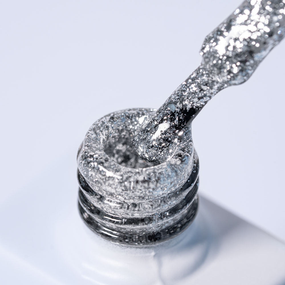 Lakier hybrydowy No. 115 - w odcieniu srebrnym - pędzelek zanurzony w lakierze