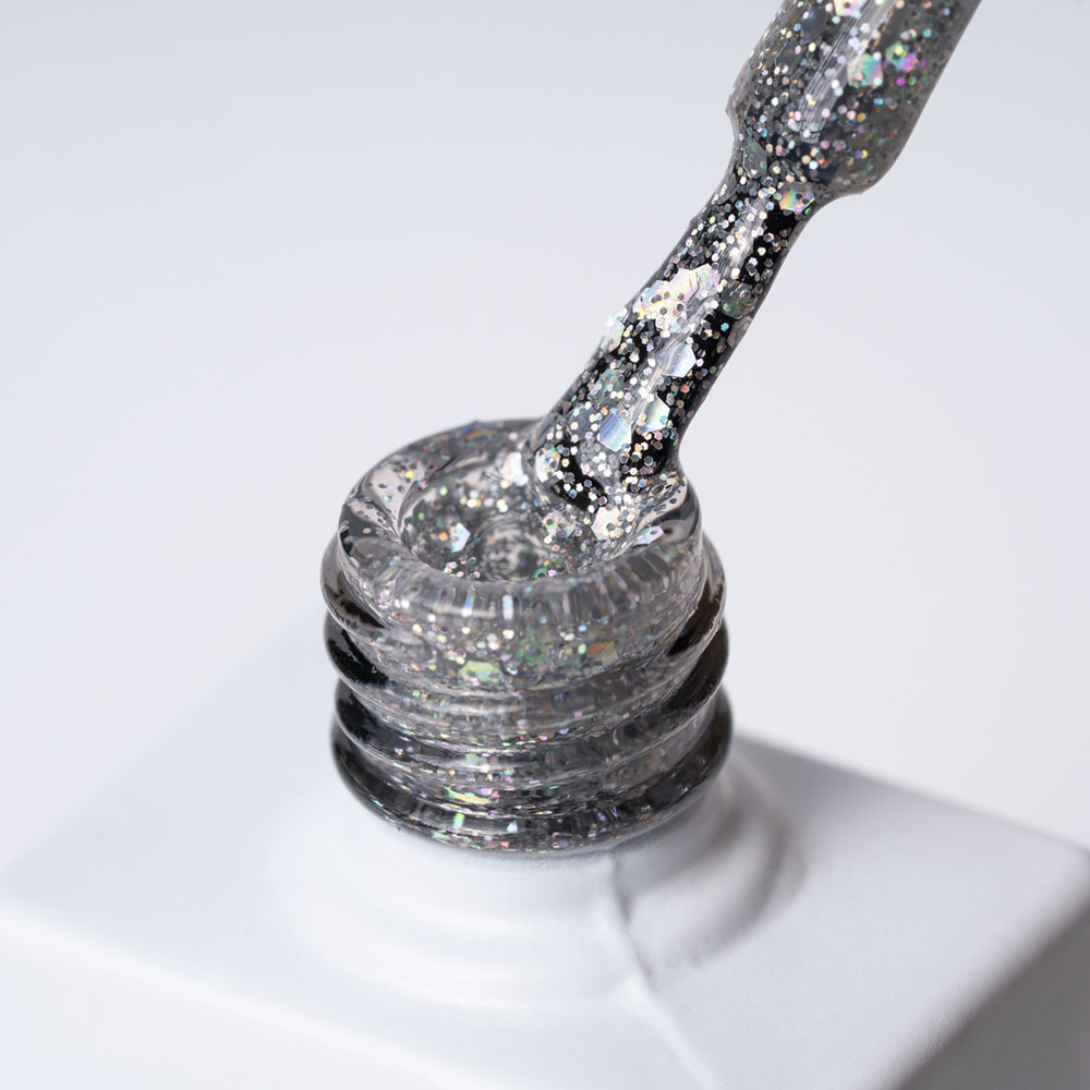 Lakier hybrydowy No. 116 - w odcieniu srebrnym z dużymi drobinkami - pędzelek zanurzony w lakierze
