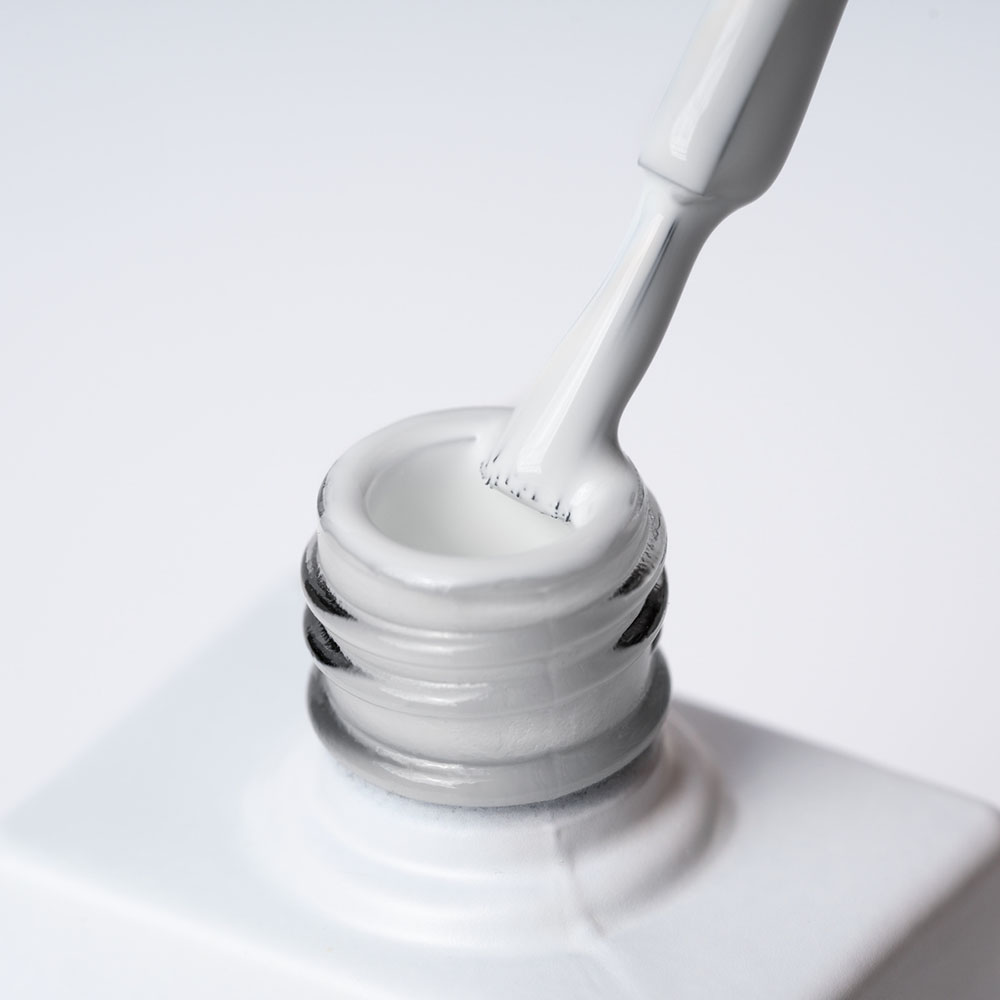 Lakier hybrydowy No. 118 - w odcieniu biały - pędzelek zanurzony w lakierze