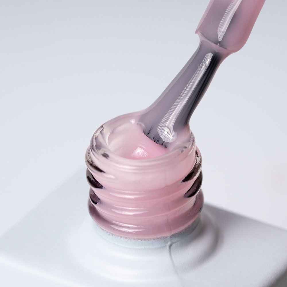 Lakier hybrydowy No. 120 - w odcieniu różowym półprzezroczystym - pędzelek zanurzony w lakierze