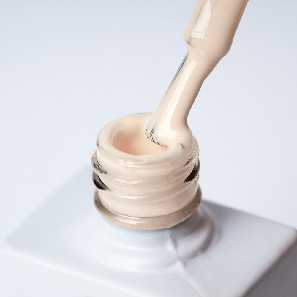 Lakier hybrydowy No. 121 - w odcieniu ecru - pędzelek zanurzony w lakierze