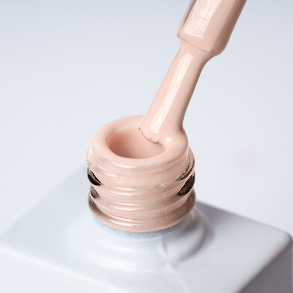 Lakier hybrydowy No. 122 - w odcieniu beżowym - pędzelek zanurzony w lakierze