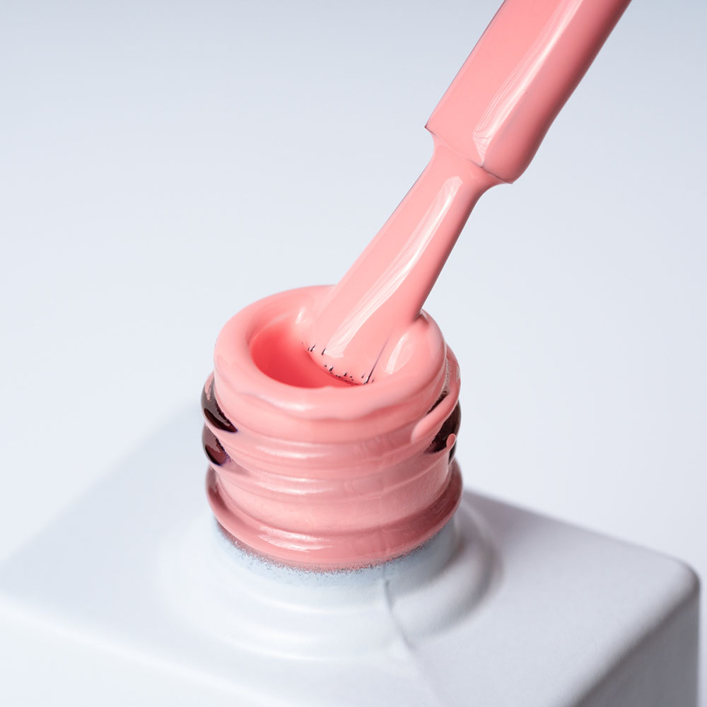 Lakier hybrydowy No. 123 - w odcieniu łososiowym - pędzelek zanurzony w lakierze