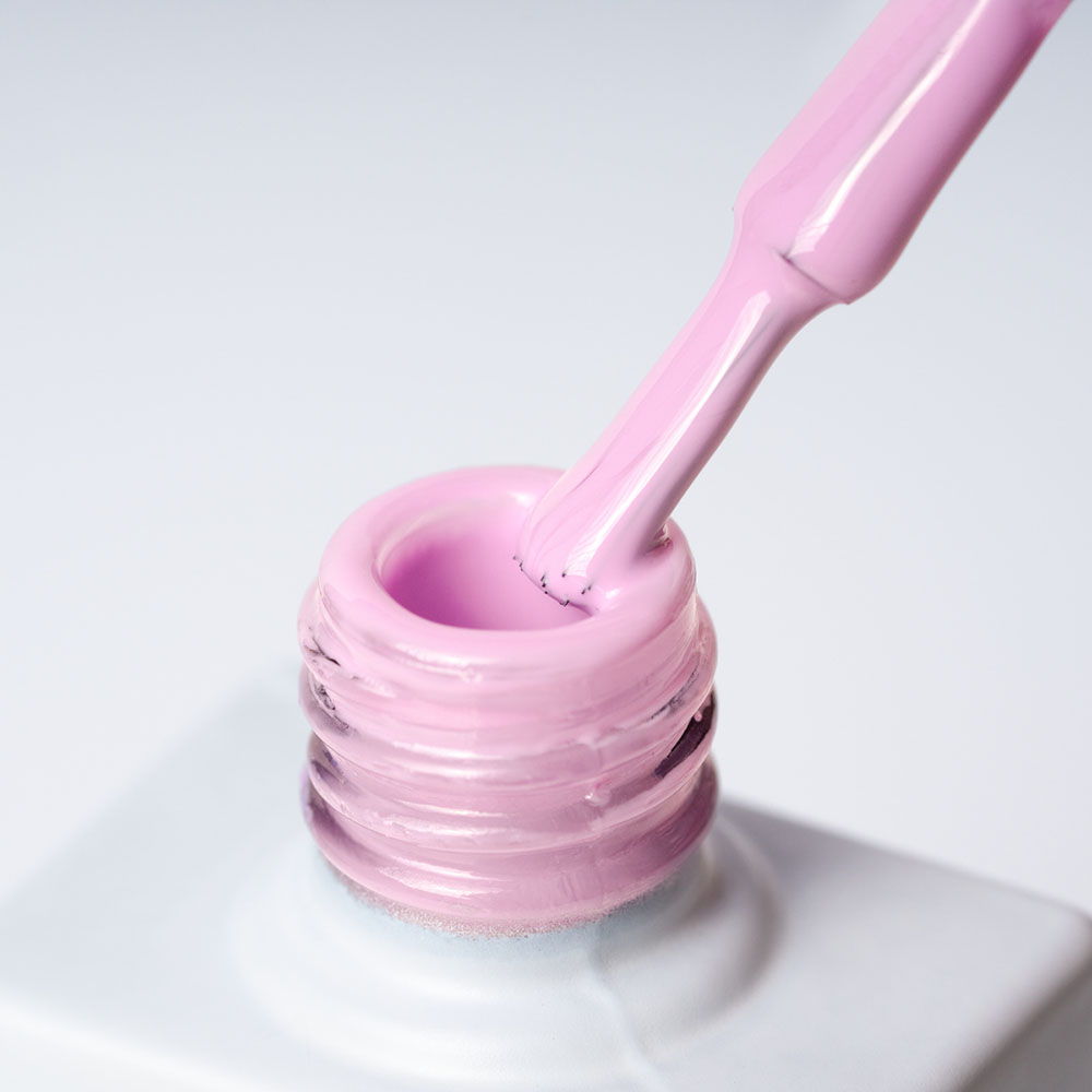 Lakier hybrydowy No. 124 - w odcieniu różowy pastelowy - pędzelek zanurzony w lakierze