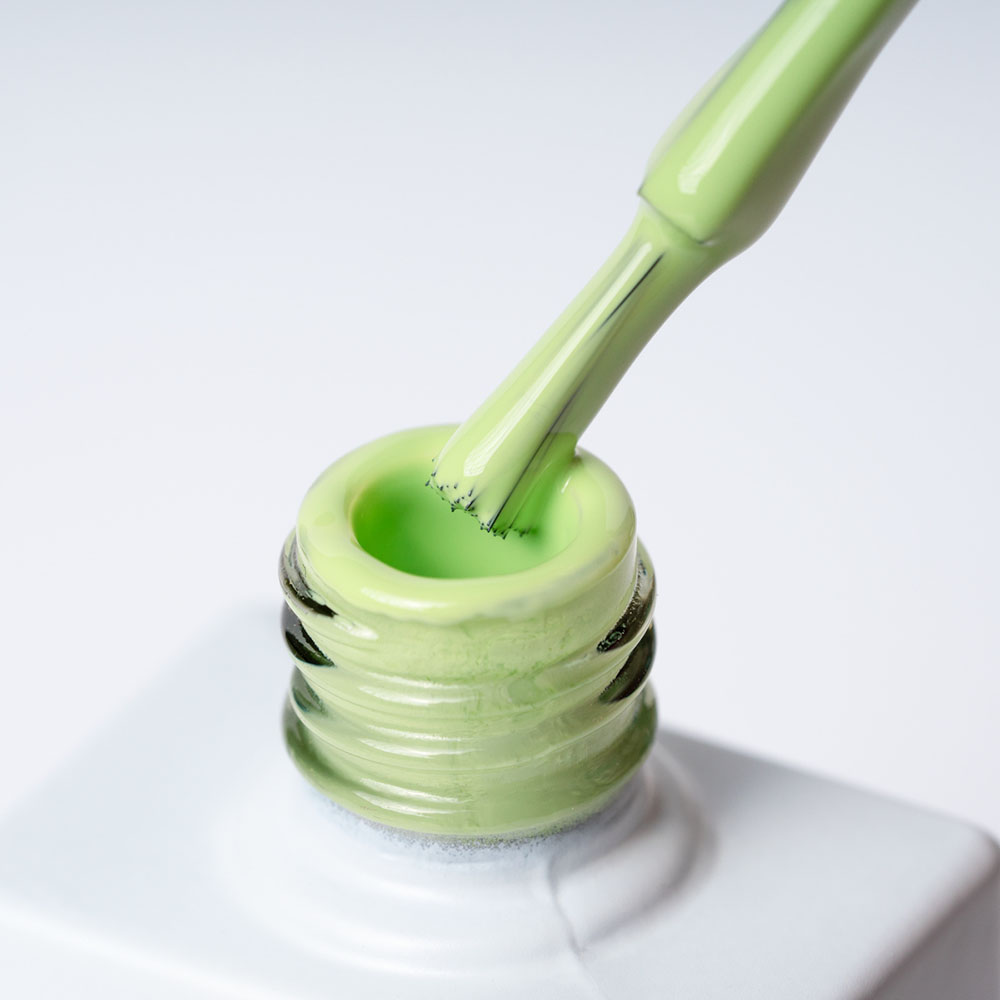 Lakier hybrydowy No. 125 - w odcieniu rozbielony limonkowy - pędzelek zanurzony w lakierze