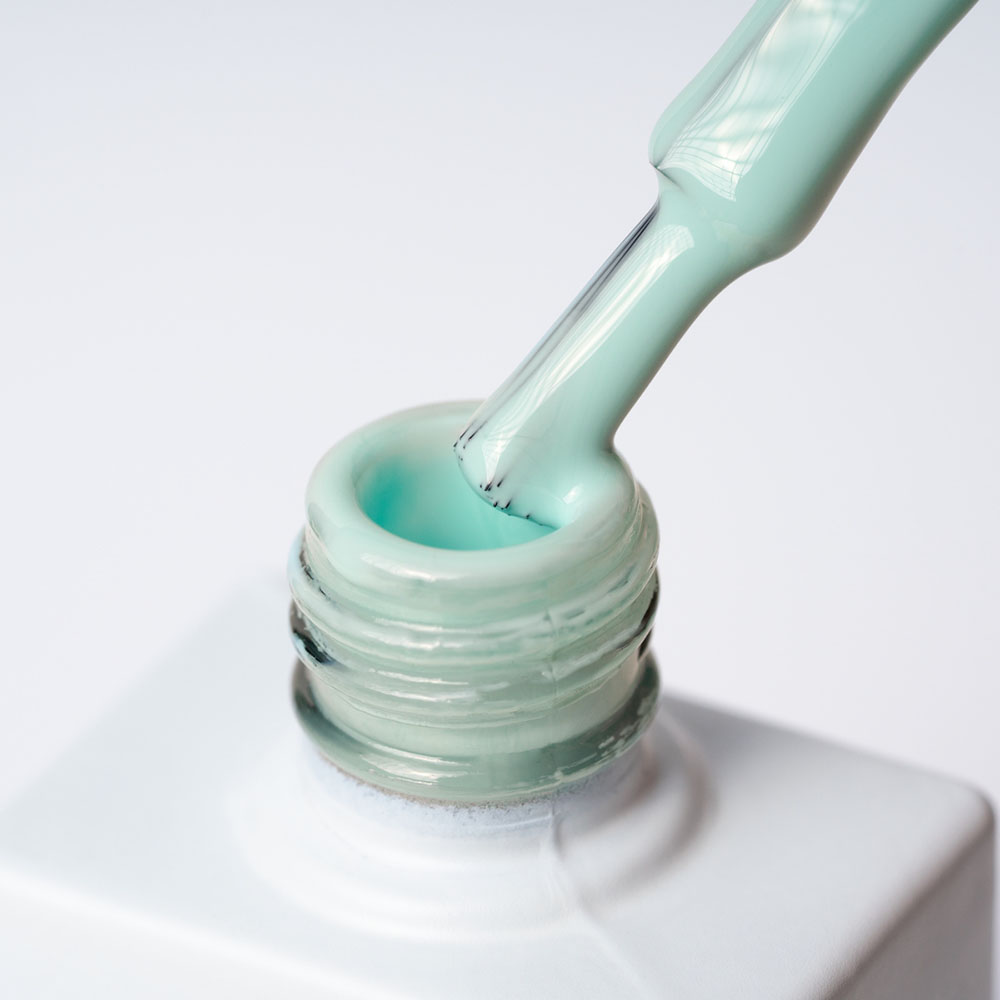 Lakier hybrydowy No. 126 - w odcieniu pastelowym miętowym - pędzelek zanurzony w lakierze